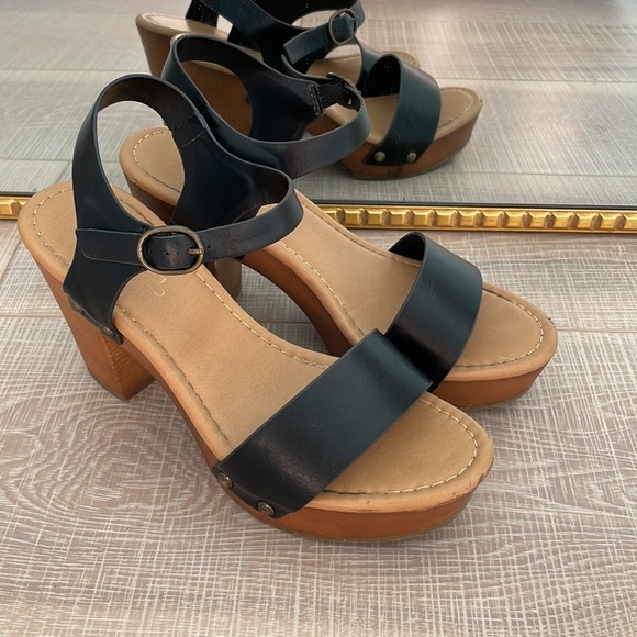 Black Sandal - Picture 5 of 5